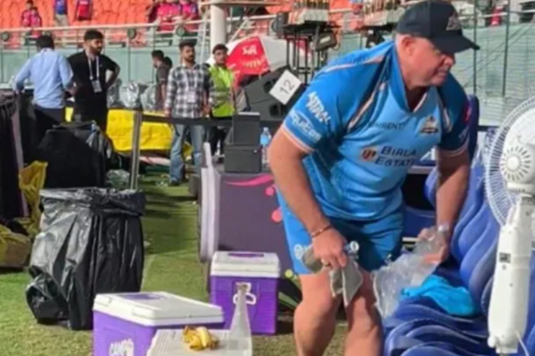 Matthew Hayden cleaning stadium