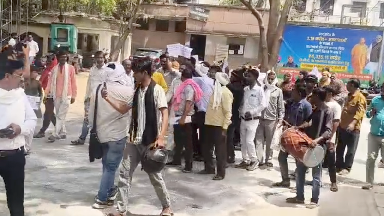 banda grooms unique protest