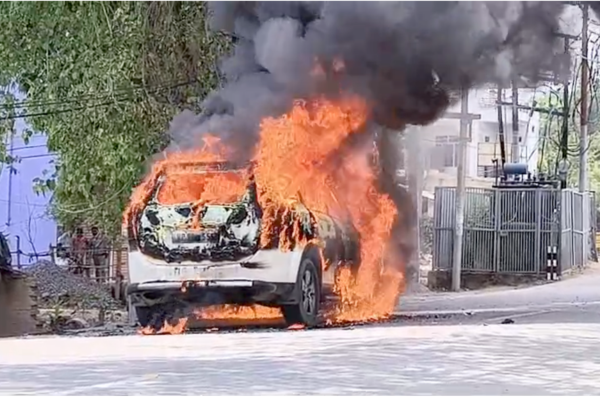 mahindra xuv catches fire