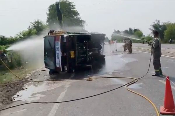 sitapur cng truck overturns