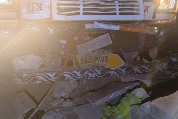 mirzapur truck crashes