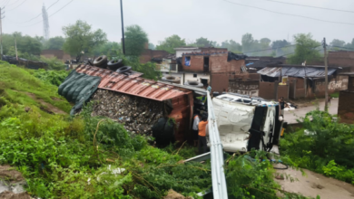 banda garbage dumper overturns