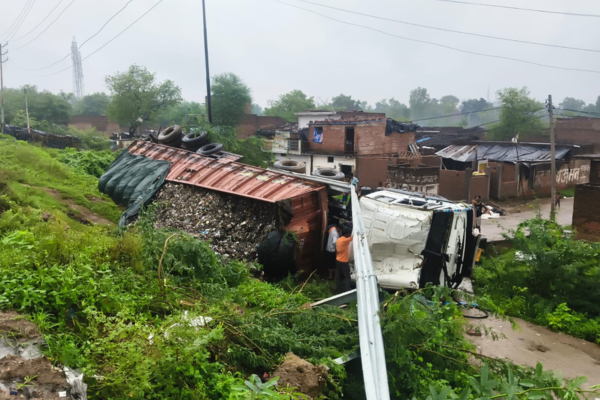 banda garbage dumper overturns