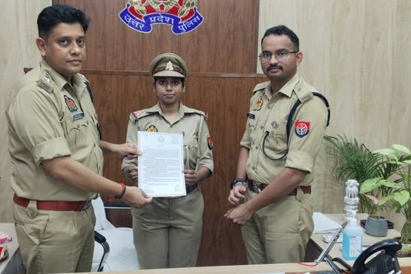 gorakhpur police saves girl