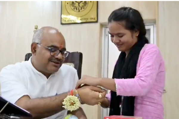 kanpur girl ties rakhi