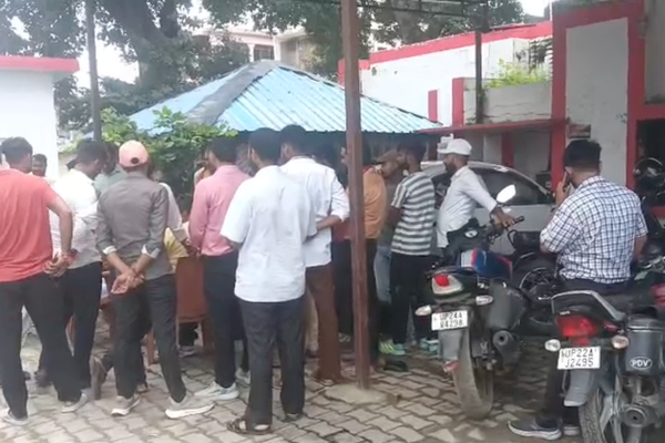 sitapur police stops savarna
