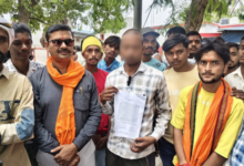 लालबाग बाजार में दुकान के विवाद में खूनी संघर्ष, पिता की मौत, बेटा गंभीर - प्रॉपर्टी विवाद में ईंट-पत्थर और धारदार हथियार चले, मां-बेटी गिरफ्तार - दुकान पर कब्जे को लेकर चल रहा था विवाद, घायल बेटे को लखनऊ ट्रामा सेंटर रेफर किया गया - अस्पताल पहुंचने पर पिता को मृत घोषित किया, अन्य आरोपियों की तलाश में जुटी पुलिस सीतापुर। शहर की लालबाग बाजार में दुकान पर कब्जे को लेकर चल रहा विवाद शनिवार को हिंसक संघर्ष में बदल गया। दोनों पक्षों के बीच जमकर मारपीट हुई। ईंट-पत्थर और लाठी-डंडों के साथ धारदार हथियार भी चले। हमले में रामकृष्ण राठौर उर्फ बबलू (55) की मौत हो गई, जबकि उनका बेटा अभिषेक राठौर गंभीर रूप से घायल हो गया। उसे इलाज के लिए लखनऊ ट्रामा सेंटर भेजा गया है। पुलिस ने मामले में मां कमलेश और उसकी बेटी रेनू को गिरफ्तार कर लिया है। मामला कोतवाली नगर क्षेत्र की तामसेनगंज चौकी के अंतर्गत दालमंडी का है। यहां रामकृष्ण राठौर उर्फ बबलू और कमलेश की दुकानें हैं। बताया जाता है कि एक दुकान पर कब्जे को लेकर दोनों पक्षों के बीच लंबे समय से विवाद चल रहा था। इसी को लेकर दोपहर बाद रामकृष्ण और कमलेश के बेटे रवींद्र के बीच बाजार में कहासुनी शुरू हो गई। झगड़े की सूचना मिलने पर रामकृष्ण के बेटे अभिषेक राठौर भी मौके पर पहुंच गए। इसके बाद कमलेश की बेटी रेनू और बेटे रवींद्र समेत दूसरे लोग भी विवाद में शामिल हो गए। देखते ही देखते कहासुनी मारपीट में बदल गई। इस दौरान ईंट-पत्थर, लाठी-डंडों और धारदार हथियारों का इस्तेमाल किया गया। पिता की मौत, बेटा लखनऊ रेफर सूचना पर पहुंची पुलिस घायलों को जिला अस्पताल ले गई। वहां चिकित्सकों ने रामकृष्ण राठौर उर्फ बबलू को मृत घोषित कर दिया। अभिषेक की गंभीर हालत को देखते हुए उसे लखनऊ ट्रामा सेंटर रेफर कर दिया गया। सहायक पुलिस अधीक्षक विनय यादव ने बताया कि एक दुकान को लेकर दोनों पक्षों के बीच विवाद चल रहा था। संबंधित दुकान कुछ समय से बंद थी। मारपीट में रामकृष्ण की मौत हुई है, जबकि उनका बेटा गंभीर रूप से घायल है। मामले में कमलेश और उसकी बेटी रेनू को गिरफ्तार कर लिया गया है। अन्य आरोपियों की तलाश की जा रही है।