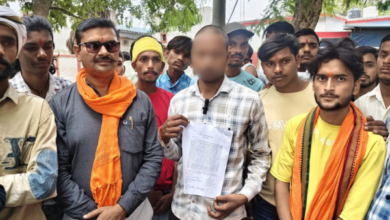 लालबाग बाजार में दुकान के विवाद में खूनी संघर्ष, पिता की मौत, बेटा गंभीर - प्रॉपर्टी विवाद में ईंट-पत्थर और धारदार हथियार चले, मां-बेटी गिरफ्तार - दुकान पर कब्जे को लेकर चल रहा था विवाद, घायल बेटे को लखनऊ ट्रामा सेंटर रेफर किया गया - अस्पताल पहुंचने पर पिता को मृत घोषित किया, अन्य आरोपियों की तलाश में जुटी पुलिस सीतापुर। शहर की लालबाग बाजार में दुकान पर कब्जे को लेकर चल रहा विवाद शनिवार को हिंसक संघर्ष में बदल गया। दोनों पक्षों के बीच जमकर मारपीट हुई। ईंट-पत्थर और लाठी-डंडों के साथ धारदार हथियार भी चले। हमले में रामकृष्ण राठौर उर्फ बबलू (55) की मौत हो गई, जबकि उनका बेटा अभिषेक राठौर गंभीर रूप से घायल हो गया। उसे इलाज के लिए लखनऊ ट्रामा सेंटर भेजा गया है। पुलिस ने मामले में मां कमलेश और उसकी बेटी रेनू को गिरफ्तार कर लिया है। मामला कोतवाली नगर क्षेत्र की तामसेनगंज चौकी के अंतर्गत दालमंडी का है। यहां रामकृष्ण राठौर उर्फ बबलू और कमलेश की दुकानें हैं। बताया जाता है कि एक दुकान पर कब्जे को लेकर दोनों पक्षों के बीच लंबे समय से विवाद चल रहा था। इसी को लेकर दोपहर बाद रामकृष्ण और कमलेश के बेटे रवींद्र के बीच बाजार में कहासुनी शुरू हो गई। झगड़े की सूचना मिलने पर रामकृष्ण के बेटे अभिषेक राठौर भी मौके पर पहुंच गए। इसके बाद कमलेश की बेटी रेनू और बेटे रवींद्र समेत दूसरे लोग भी विवाद में शामिल हो गए। देखते ही देखते कहासुनी मारपीट में बदल गई। इस दौरान ईंट-पत्थर, लाठी-डंडों और धारदार हथियारों का इस्तेमाल किया गया। पिता की मौत, बेटा लखनऊ रेफर सूचना पर पहुंची पुलिस घायलों को जिला अस्पताल ले गई। वहां चिकित्सकों ने रामकृष्ण राठौर उर्फ बबलू को मृत घोषित कर दिया। अभिषेक की गंभीर हालत को देखते हुए उसे लखनऊ ट्रामा सेंटर रेफर कर दिया गया। सहायक पुलिस अधीक्षक विनय यादव ने बताया कि एक दुकान को लेकर दोनों पक्षों के बीच विवाद चल रहा था। संबंधित दुकान कुछ समय से बंद थी। मारपीट में रामकृष्ण की मौत हुई है, जबकि उनका बेटा गंभीर रूप से घायल है। मामले में कमलेश और उसकी बेटी रेनू को गिरफ्तार कर लिया गया है। अन्य आरोपियों की तलाश की जा रही है।