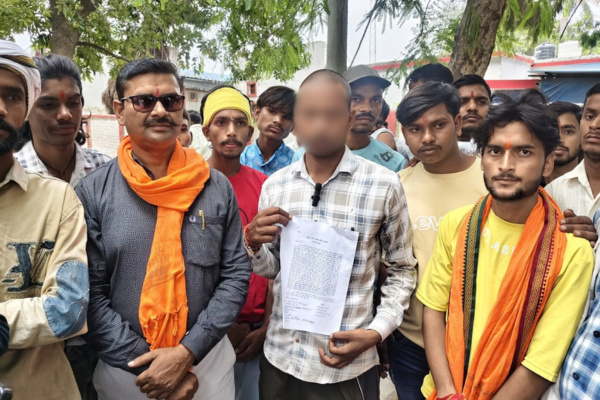 लालबाग बाजार में दुकान के विवाद में खूनी संघर्ष, पिता की मौत, बेटा गंभीर - प्रॉपर्टी विवाद में ईंट-पत्थर और धारदार हथियार चले, मां-बेटी गिरफ्तार - दुकान पर कब्जे को लेकर चल रहा था विवाद, घायल बेटे को लखनऊ ट्रामा सेंटर रेफर किया गया - अस्पताल पहुंचने पर पिता को मृत घोषित किया, अन्य आरोपियों की तलाश में जुटी पुलिस सीतापुर। शहर की लालबाग बाजार में दुकान पर कब्जे को लेकर चल रहा विवाद शनिवार को हिंसक संघर्ष में बदल गया। दोनों पक्षों के बीच जमकर मारपीट हुई। ईंट-पत्थर और लाठी-डंडों के साथ धारदार हथियार भी चले। हमले में रामकृष्ण राठौर उर्फ बबलू (55) की मौत हो गई, जबकि उनका बेटा अभिषेक राठौर गंभीर रूप से घायल हो गया। उसे इलाज के लिए लखनऊ ट्रामा सेंटर भेजा गया है। पुलिस ने मामले में मां कमलेश और उसकी बेटी रेनू को गिरफ्तार कर लिया है। मामला कोतवाली नगर क्षेत्र की तामसेनगंज चौकी के अंतर्गत दालमंडी का है। यहां रामकृष्ण राठौर उर्फ बबलू और कमलेश की दुकानें हैं। बताया जाता है कि एक दुकान पर कब्जे को लेकर दोनों पक्षों के बीच लंबे समय से विवाद चल रहा था। इसी को लेकर दोपहर बाद रामकृष्ण और कमलेश के बेटे रवींद्र के बीच बाजार में कहासुनी शुरू हो गई। झगड़े की सूचना मिलने पर रामकृष्ण के बेटे अभिषेक राठौर भी मौके पर पहुंच गए। इसके बाद कमलेश की बेटी रेनू और बेटे रवींद्र समेत दूसरे लोग भी विवाद में शामिल हो गए। देखते ही देखते कहासुनी मारपीट में बदल गई। इस दौरान ईंट-पत्थर, लाठी-डंडों और धारदार हथियारों का इस्तेमाल किया गया। पिता की मौत, बेटा लखनऊ रेफर सूचना पर पहुंची पुलिस घायलों को जिला अस्पताल ले गई। वहां चिकित्सकों ने रामकृष्ण राठौर उर्फ बबलू को मृत घोषित कर दिया। अभिषेक की गंभीर हालत को देखते हुए उसे लखनऊ ट्रामा सेंटर रेफर कर दिया गया। सहायक पुलिस अधीक्षक विनय यादव ने बताया कि एक दुकान को लेकर दोनों पक्षों के बीच विवाद चल रहा था। संबंधित दुकान कुछ समय से बंद थी। मारपीट में रामकृष्ण की मौत हुई है, जबकि उनका बेटा गंभीर रूप से घायल है। मामले में कमलेश और उसकी बेटी रेनू को गिरफ्तार कर लिया गया है। अन्य आरोपियों की तलाश की जा रही है।