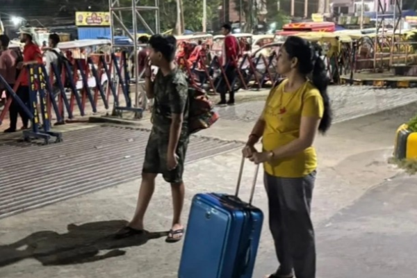 gorakhpur junction illegal taxis