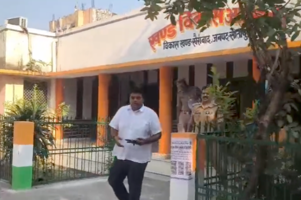 sitapur dm sp polling booth